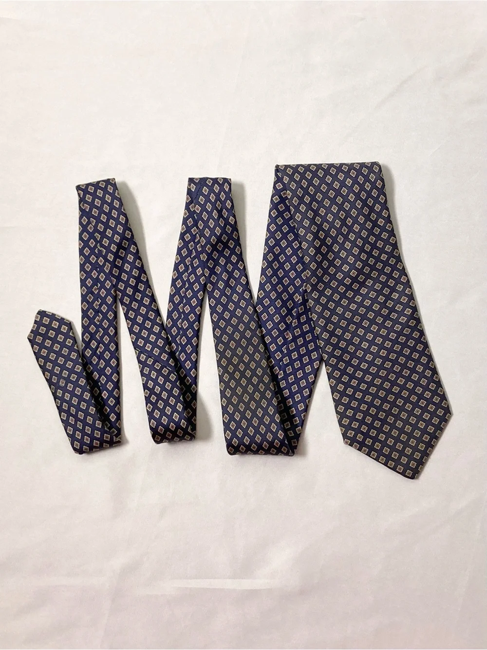 ⭐️ Geoffrey Beene Navy Blue Diamond Pattern 100% Silk Necktie